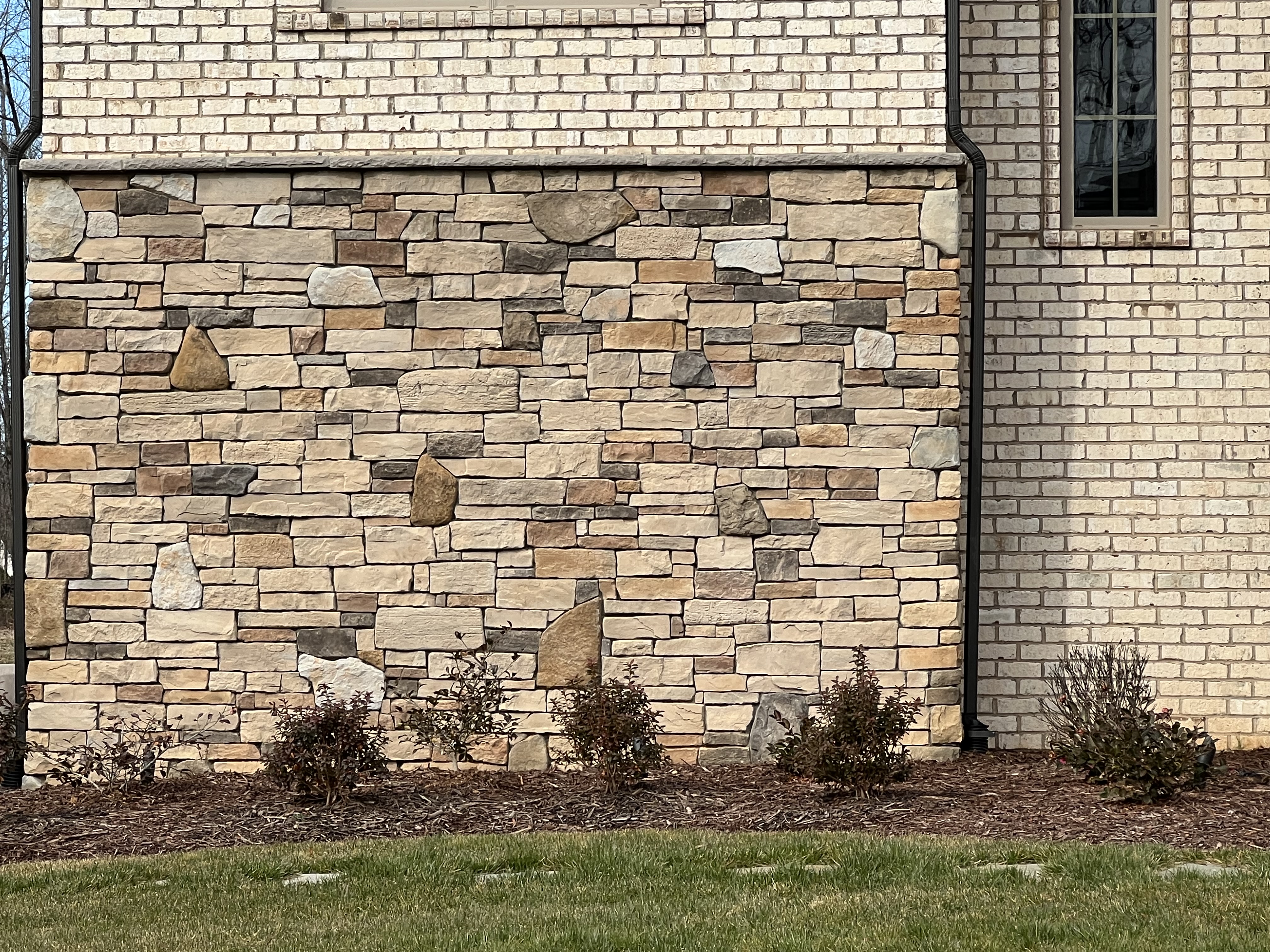 Weathered Ledge Natural Blend with Dressed Fieldstone Aspen
